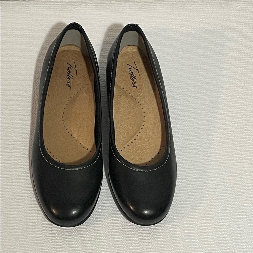 Trotters Women's Classic Black Loafers. Insole Measurements 10 inches